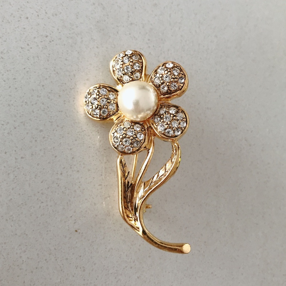 Vintage gold pearl flower brooch pin